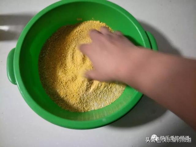 钓鱼窝料自制方法，钓鱼窝料制作方法（简单几步，高效自制酒米窝料）