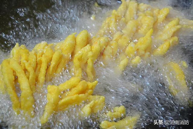 油锅起火应该使用什么方法扑灭，油锅起火正确的扑救方法（14岁女孩教科书操作瞬间化解）