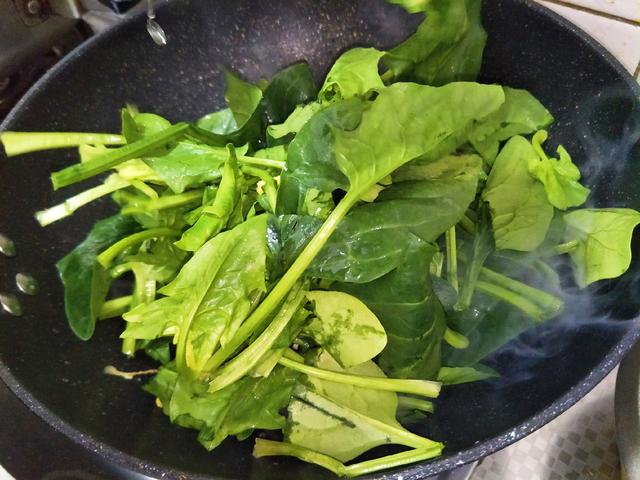 菠菜为什么会苦，菠菜炒完后发苦什么原因啊（经常又苦又涩）