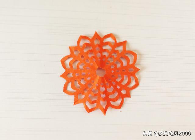 剪窗花的详细步骤图，初学者拿来练手的窗花剪纸教程（我们一起剪窗花）