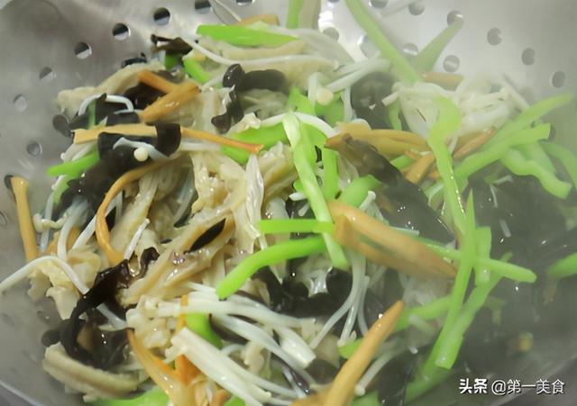 老式酸辣肚丝汤做法，大厨教你天冷该喝什么