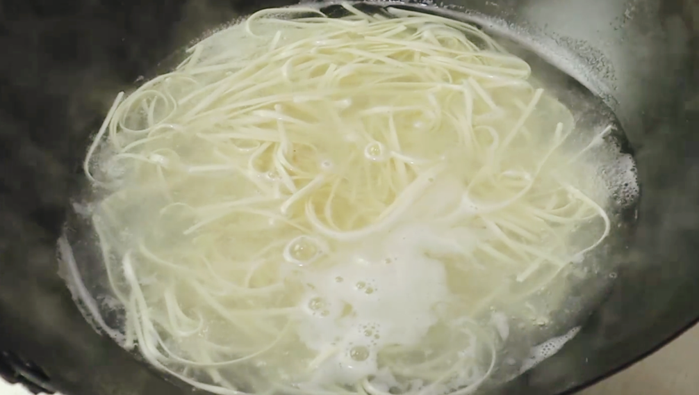 圖片[3]-【酸辣雞蛋面條】做法步驟圖 營養美味 5分鐘搞定全家人早餐-起舞食譜網