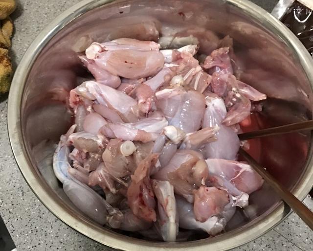 干锅牛蛙怎么做，麻辣干锅牛蛙的做法（干锅牛蛙的正确做法）