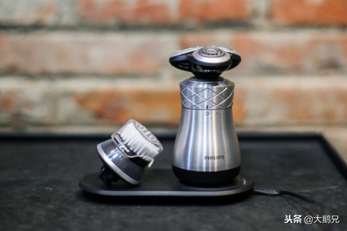 飞利浦智能剃须刀有充电器吗，小功率设备充电方式正在发生改变