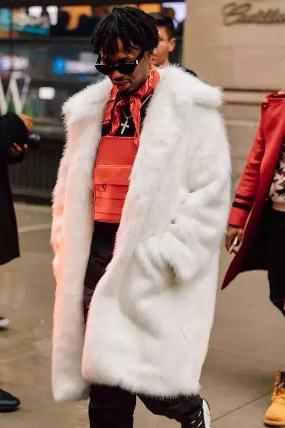 男士丝巾打法，男士方巾丝巾的系法（关于男士丝巾和它的系法）