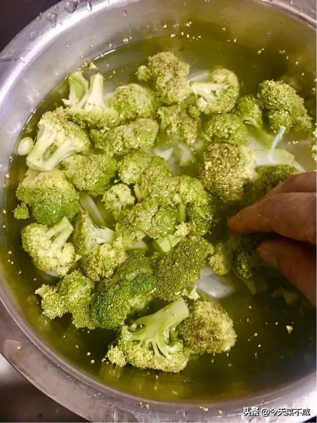西兰花黄了可以吃不，西兰花变色了还能吃吗（还原翠绿本色还去虫卵）