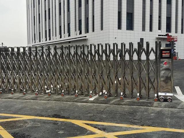 无轨伸缩门哪个牌子好，电动伸缩门有轨及无轨的区别以及优缺点