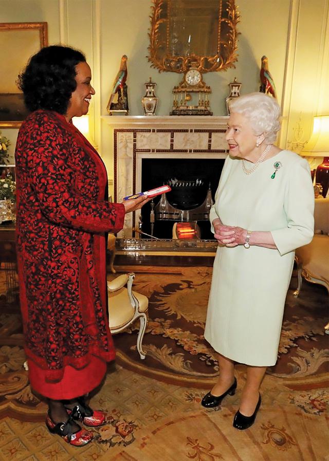 绿宝石项链的寓意，绿宝石戒指寓意（女王厚此薄彼爱它不爱它）