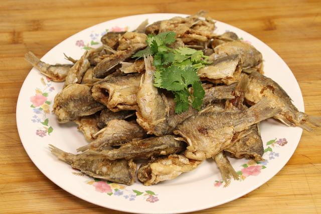 炸鱼的面糊怎么调，炸鱼的面糊如何做才能酥脆（炸鱼时，有人用淀粉有人用面粉）