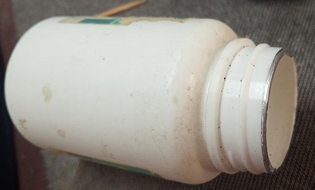 没有开表器怎么打开手表后盖，如何在没有专业工具的情况下打开手表后盖（用简单工具开启手表后盖并进行维修）