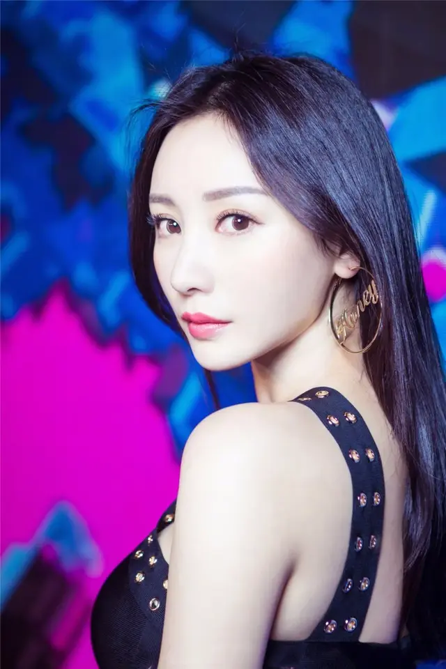 柳岩伴娘事件怎么回事，柳岩伴娘事件怎么回事（张文露老公大鹏至今力挺她）