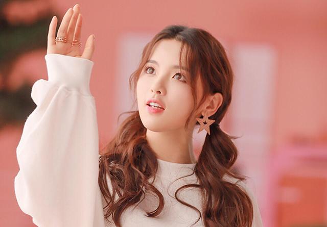 杨超越怎么火的，杨超越怎么火的,感觉没什么才华（生于平凡却凭一己之力涅槃重生）