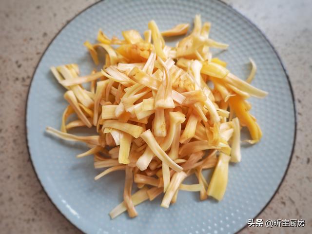 菠萝蜜的丝能吃吗，菠萝蜜里面的丝怎么做菜吃（但是大多数人都吃错了）