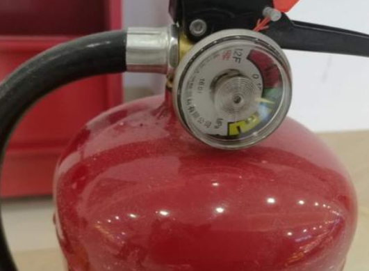 灭火器的压力表指针在哪里为正常，灭火器的压力表指针指在什么区域时表示压力为正常（常用灭火器压力表指针指向红色区域怎么办）