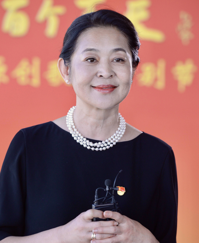 62岁倪萍素颜走机场打扮时髦，走路略显蹒跚不用人扶