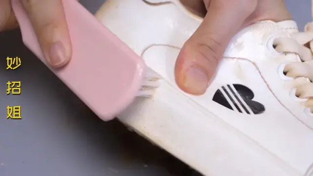 白鞋子洗后发黄有什么办法变白，鞋边发黄用84消毒液可以吗（白鞋发黄变脏别用水洗）