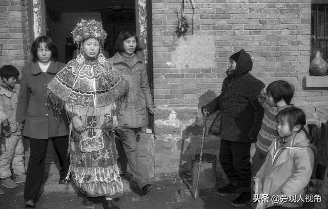 接亲客套话大全，初次见亲家说的客套话有哪些（花轿迎娶亲成热点，朴实热闹）