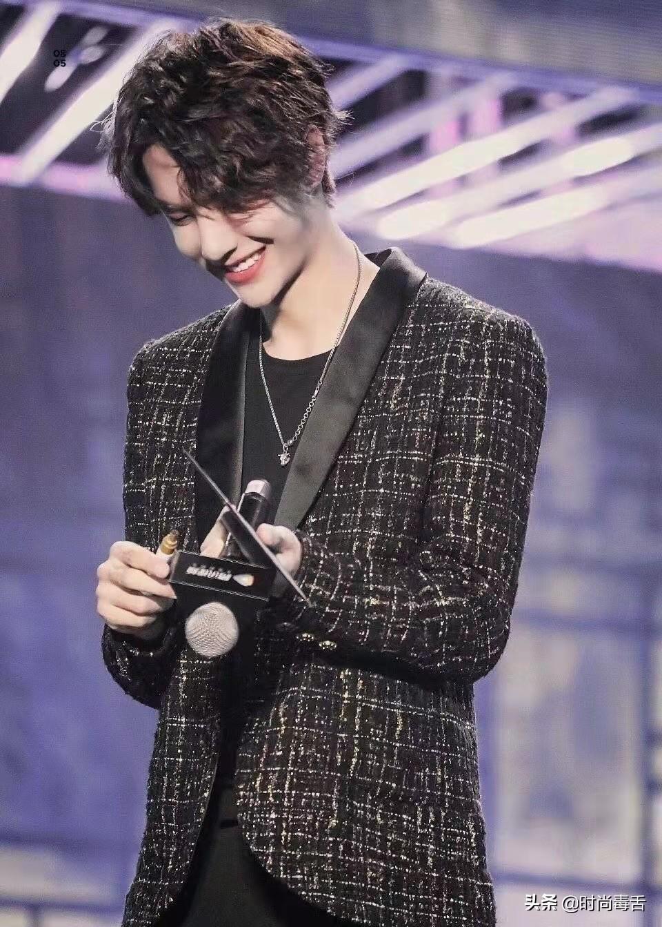 香奈儿有男装吗，香奈儿有男装吗?商标是什么样的（男生穿CHANEL居然这么好看）