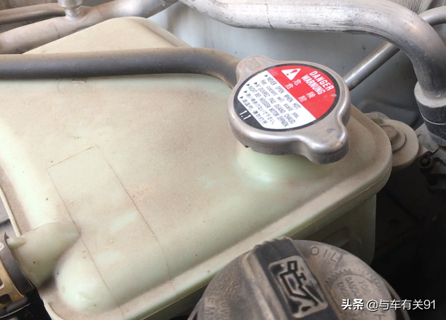 加玻璃水的标志图片，汽车玻璃水标志是什么（很多新手不知道）