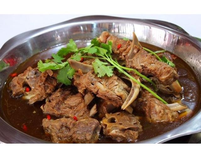 老北京羊蝎子正宗做法，炖羊肉最忌讳两种佐料（北京老城羊蝎子火锅配方制作教程）