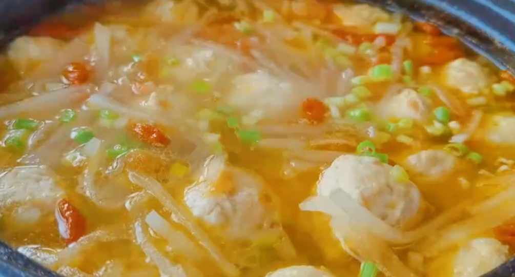 【蘿卜西紅柿丸子湯】做法步驟圖 教你家常做法 出鍋連湯汁都-起舞食譜網