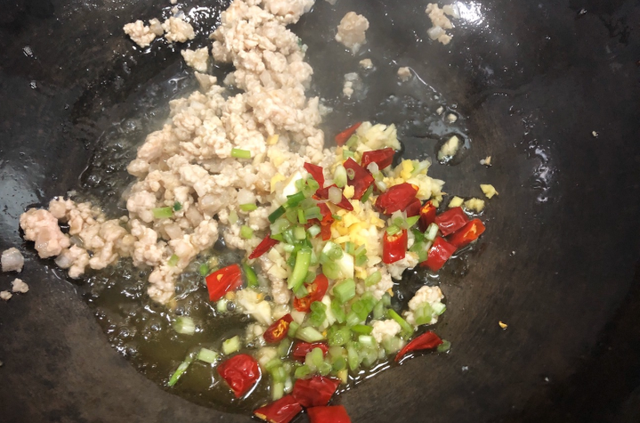 鱼香茄子煲步骤，鱼香茄子煲制作方法（家庭版鱼香茄子煲）