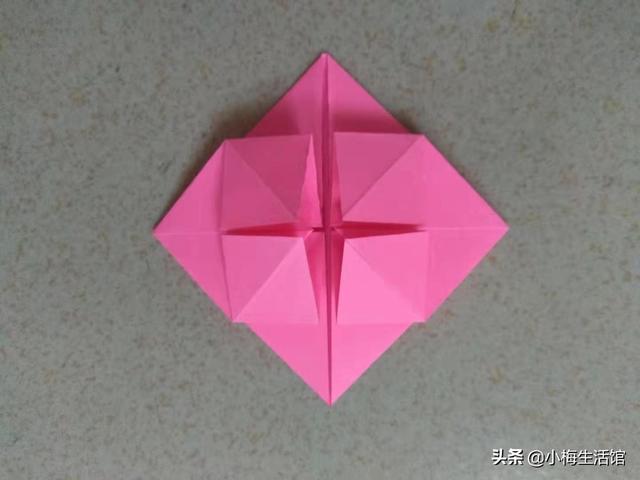 操作方法首先将正方形折纸沿对角线对折两次,如下图所示