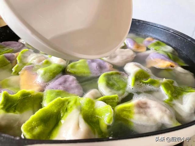 彩色饺子皮怎么做，彩色饺子皮怎么做不变色窍门（冬至教你做彩色饺子）