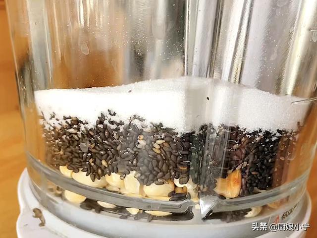 芝麻馅的制作方法，红糖芝麻馅的制作及红糖芝麻包子的做法（元宵节自制黑芝麻流沙馅）