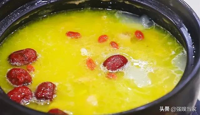 怎样煲鸡汤，怎样煲鸡汤好喝视频（直接加水炖就错了）