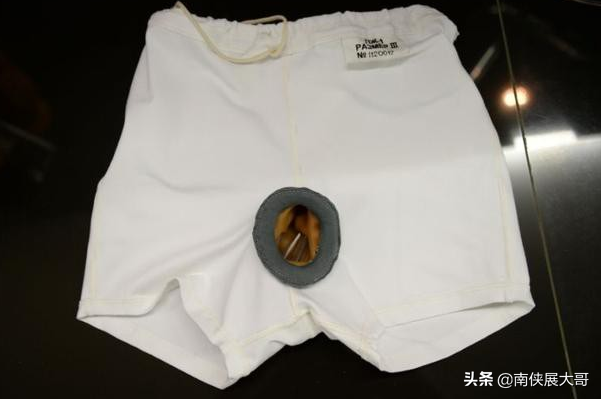 飞机上厕所怎么用，飞机上怎么上厕所（飞行员怎么解决大小便的问题）