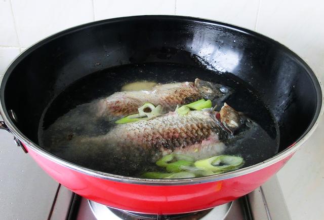 清汤豆腐鱼怎么做，清汤豆腐鱼怎么做好吃（大厨教做鲫鱼豆腐汤）