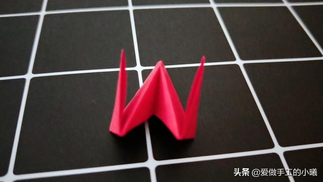 叠五角星的步骤图片，怎样折五角星方法图解（用彩纸折个立体五角星）