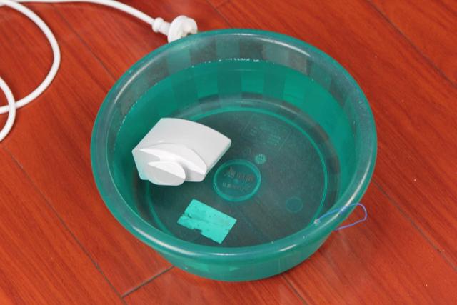 如何正确使用蒸汽电熨斗，电蒸汽熨斗怎么使用（一键熨烫蒸汽熨斗了解下）