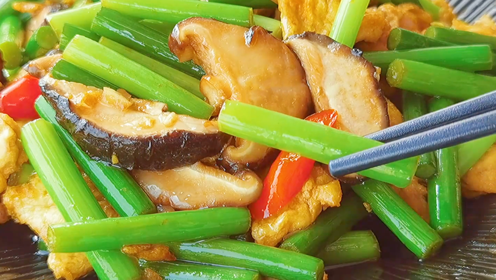 【蒜苔炒雞蛋】做法步驟圖 營養(yǎng)不流失 脆嫩又入味-起舞食譜網(wǎng)