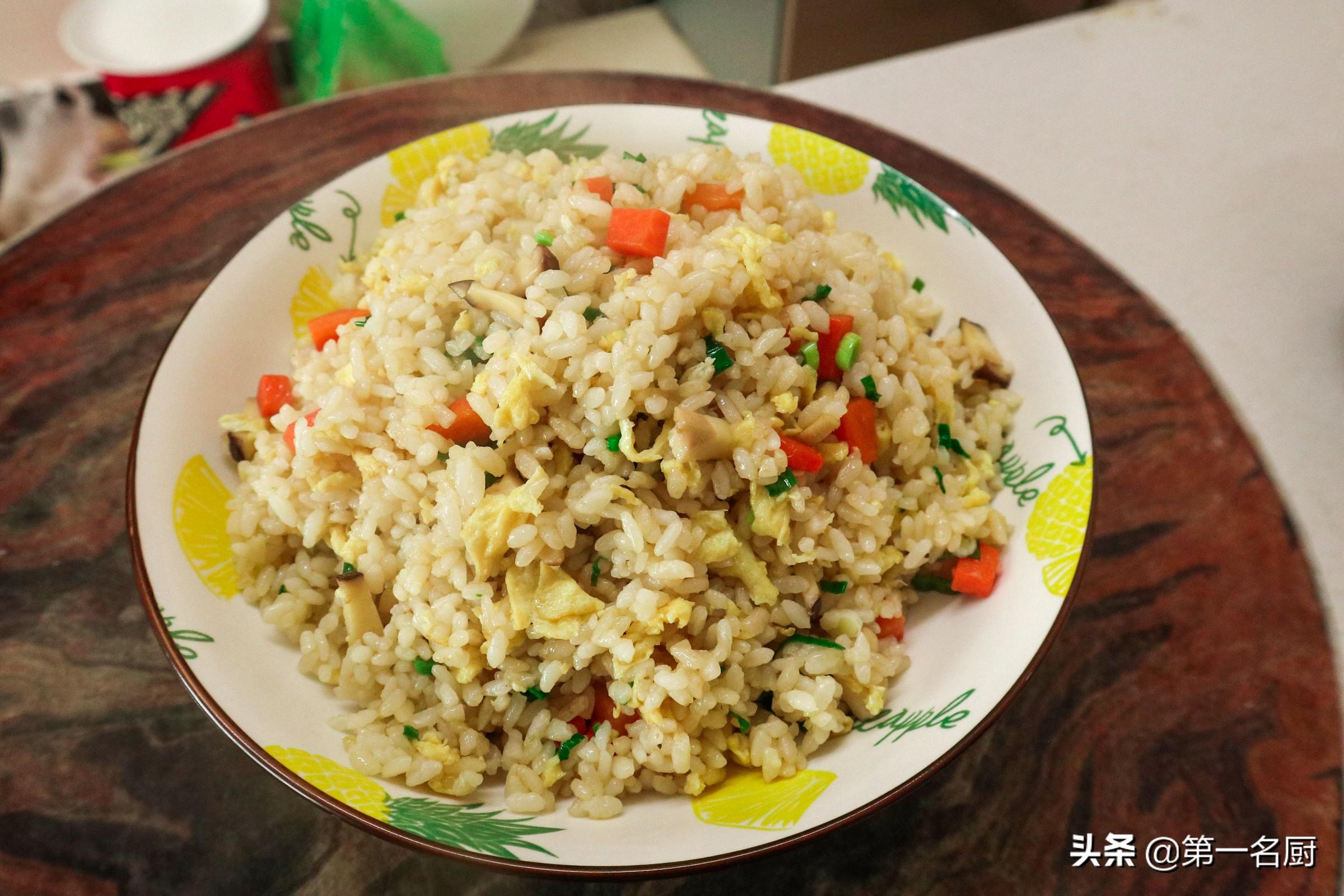 蛋炒饭怎么炒好吃又简单易学，一粒一粒的黄金蛋炒饭做法