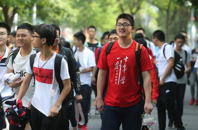 江苏省2021高考录取分数线一览表，江苏高考各校录取分数线一览表！2022年江苏本科大学分数线及名次（2021江苏省投档线出炉）
