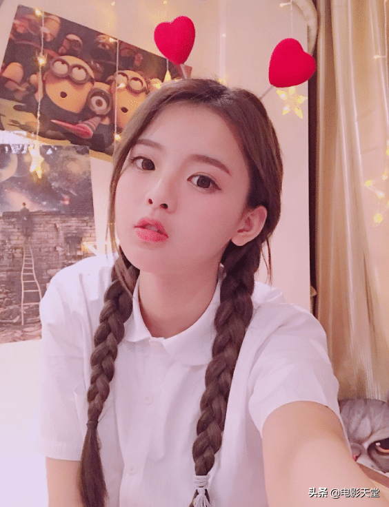 唯美文艺范的杨超越图片精选 点赞锦鲤杨超越 九月好事连连 ​​​​，杨超越可爱穿搭图片（杨超越与章子怡杨幂一起登上最美面孔榜）