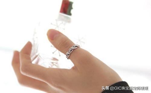 男女朋友戒指戴哪个手指，谈恋爱情侣戒指戴哪个手指（戒指戴在不同的手指都有独特意义）