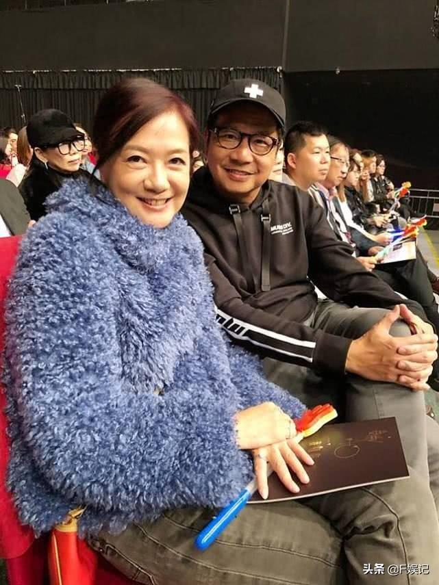 张学友的《有个人》 歌词，张学友的《有个人》（现实却每年都手写充满爱的卡片给太太）