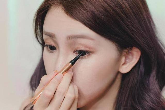 眼线笔怎么削，眼线笔怎么画初学者（眼线画对，眼睛放大2倍）