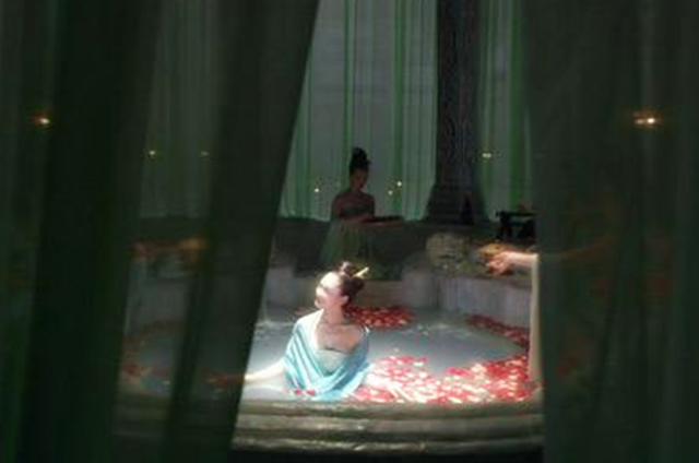 形容杨贵妃出浴的语句，李白夸赞杨贵妃沐浴的诗词（“华清赐浴”这样的典故是从哪里来的）