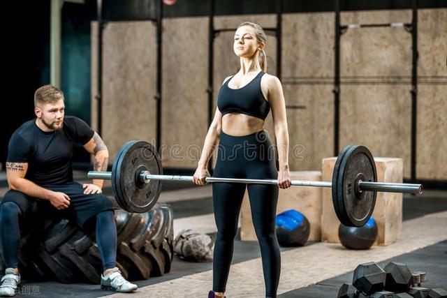 杠铃锻炼方法及图解，5个增肌最好的杠铃力量训练