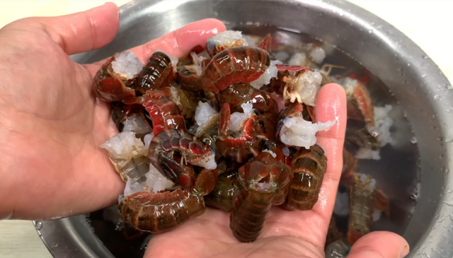 小龙虾怎么清洗，小龙虾清洗最简单的方法（清水洗小龙虾和没洗一样脏）