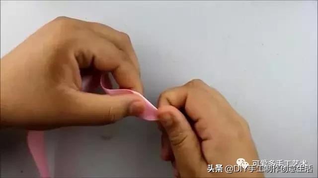 彩带的折法，彩带的折法大全 风铃花（一根丝带就卷出一朵螺旋形状的玫瑰）