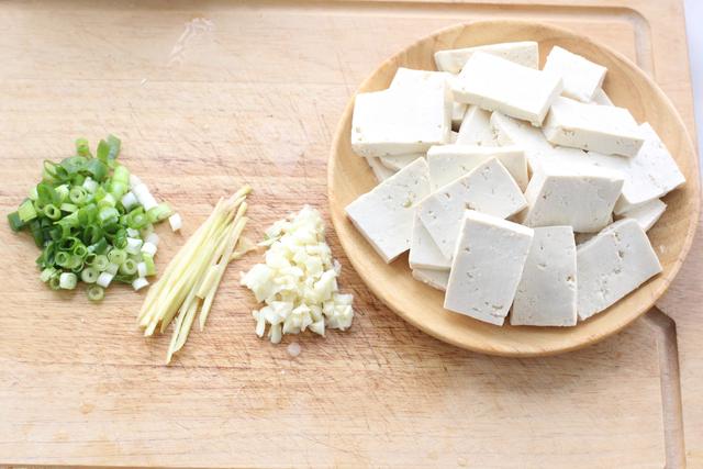 如何做豆腐炖海带汤好吃，如何做豆腐炖海带汤好吃窍门（天冷了早上来碗海带豆腐汤）