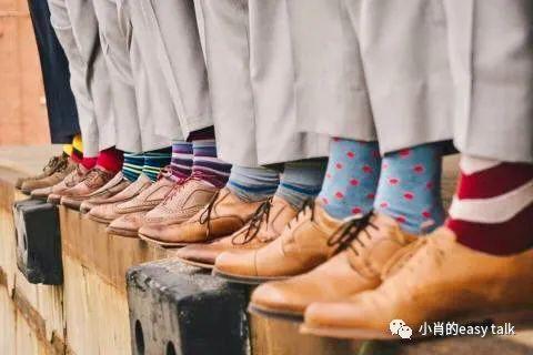 皮鞋光脚穿还是穿袜子，皮鞋光脚穿还是穿袜子好看（着装小贴士-鞋、袜、长裤的搭配）