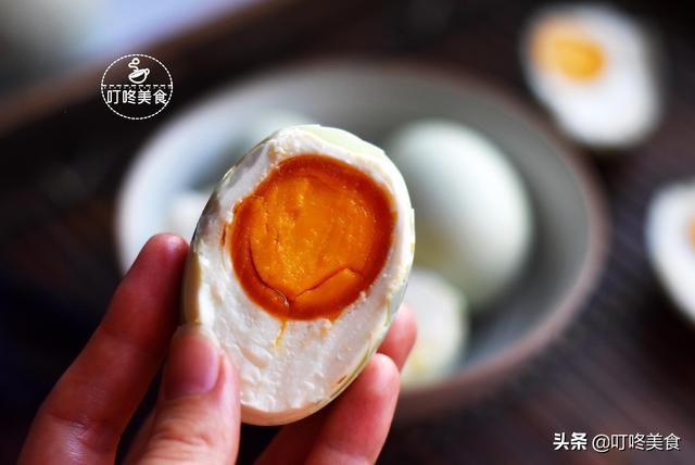 制作咸鸭蛋最简单的方法，想吃咸鸭蛋不用买