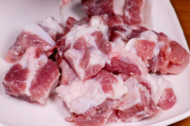 排骨焯水几分钟，怎样给排骨焯水（看大厨操作后才发现）