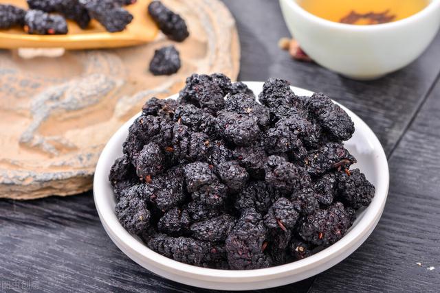 一斤桑葚泡几斤白酒，一斤桑葚能泡几斤白酒（桑葚泡酒喝完了能再泡第二次吗-壹健康经验）